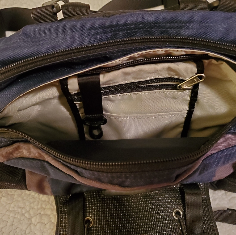 The North Face MT Biker zipper fanny pack,  in excellent condition.  Navy & gray - Picture 3 of 9